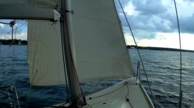 Regatta. Güzel yaz günü, beyaz yelken, yatlar ve özgürlük