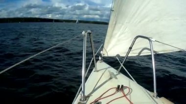 Regatta. Yat rekabet bulutlu bir göl üzerinde