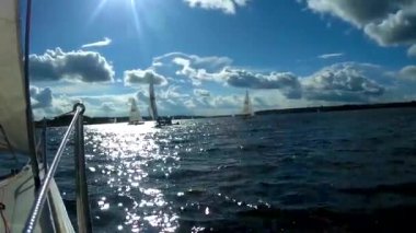 Regatta. Yat rekabet bulutlu bir göl üzerinde