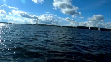 Regatta. Güzel yaz günü, beyaz yelken, yatlar ve özgürlük