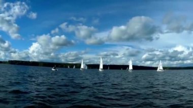 Regatta. Yat rekabet bulutlu bir göl üzerinde