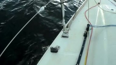 Su ve küçük dalgalar üzerinde yat güvertesinden görünümü. Yavaş hareket