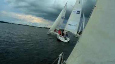 Bulutlu bir göl üzerinde yat rekabet. Moskova / Rusya - 08 Temmuz 2018