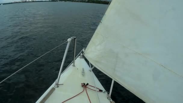 Blick Von Einer Jacht Auf Dem Wasser Zeitlupe — Stockvideo