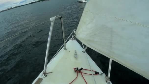 前面傾斜でスローモーションで水の上のヨットからの眺め — ストック動画