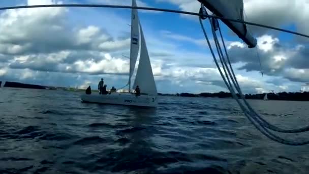 レガッタ 曇りで湖の上のヨットの競争 — ストック動画