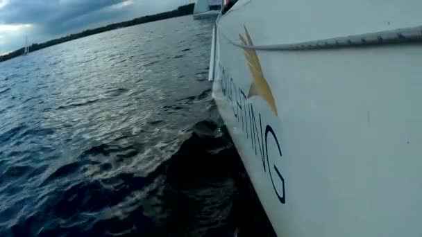 しかし スローは別のヨットに向かって移動します カメラは水の近くです フレームには前触れがある — ストック動画