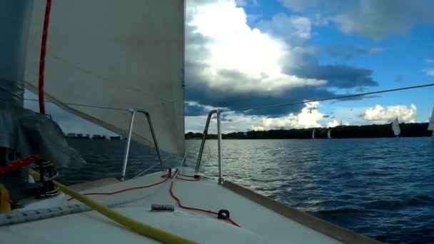 Regatta Yachtwettbewerb Auf Einem See Bei Bewölktem Himmel — Stockvideo