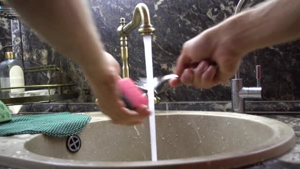 Πιρούνι Είναι Πλυθεί Έναν Νεροχύτη Σύμφωνα Ένα Ρεύμα Του Νερού — Αρχείο Βίντεο