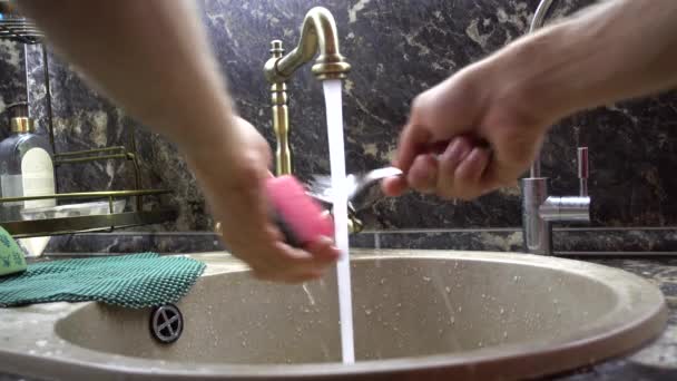 Vork Wordt Gewassen Een Gootsteen Onder Een Waterstraal — Stockvideo