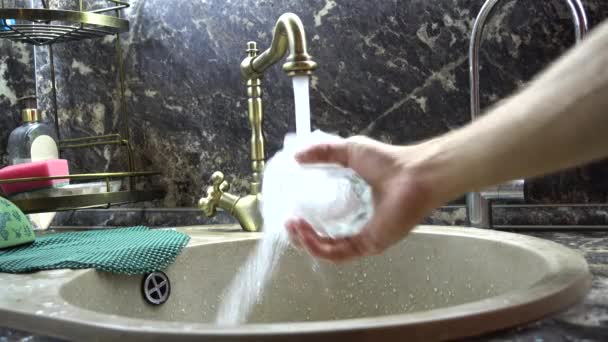 Het Glas Wordt Gewassen Met Water Een Gootsteen — Stockvideo