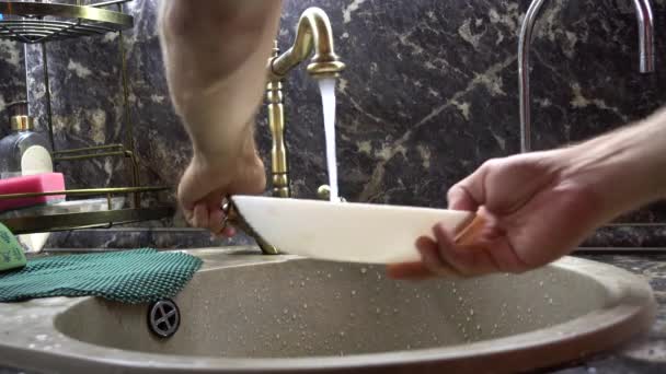 Πλάκα Είναι Πλυθεί Έναν Νεροχύτη Σύμφωνα Ένα Ρεύμα Του Νερού — Αρχείο Βίντεο