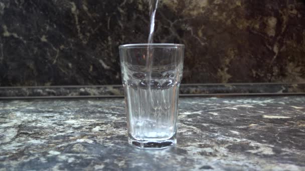 Wasser Wird Ein Glas Gegossen — Stockvideo