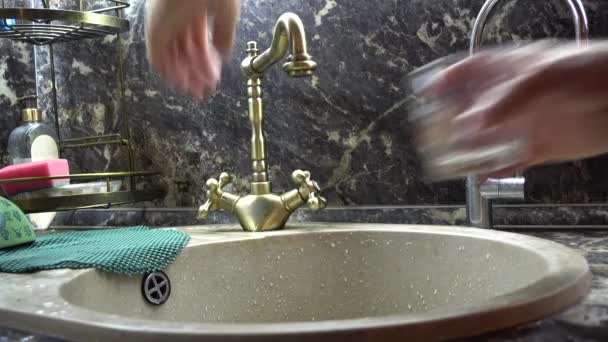 Water Gegoten Een Glas — Stockvideo