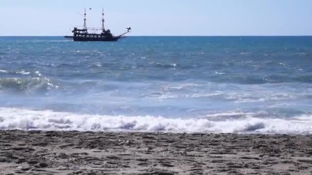 Loď pluje po moři — Stock video