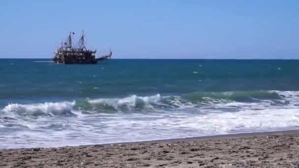 El barco flota por mar — Vídeo de stock