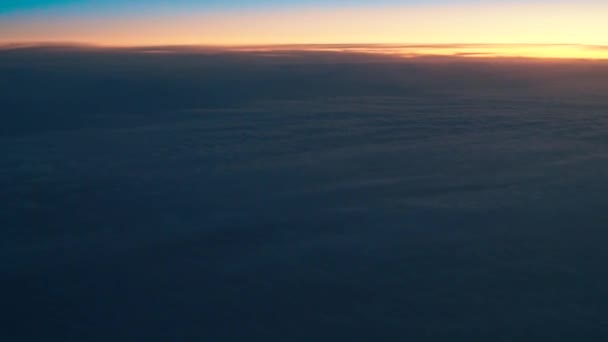 Облака к ночи от самолета — стоковое видео