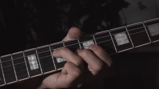 Suona la chitarra. Mani maschili con chitarra elettrica . — Video Stock