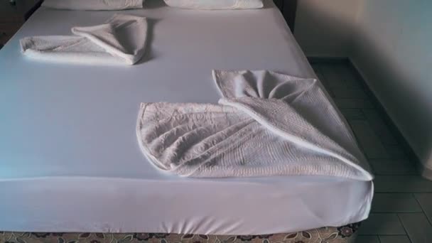 Las mantas puestas en la habitación del hotel — Vídeo de stock