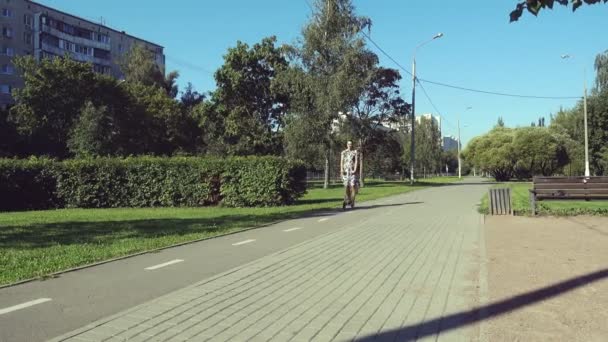 Meisje Scooter Een Park — Stockvideo