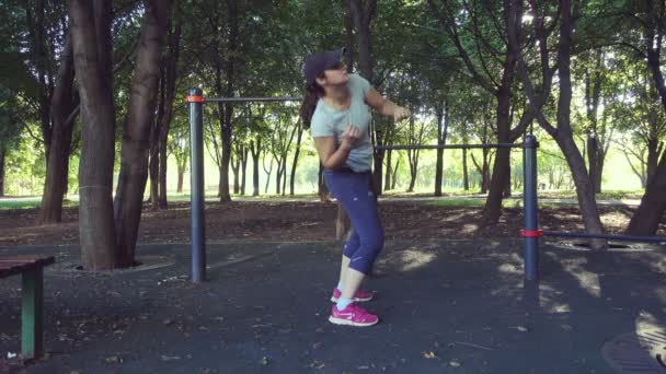 Menina Está Fazendo Exercícios Livre — Vídeo de Stock