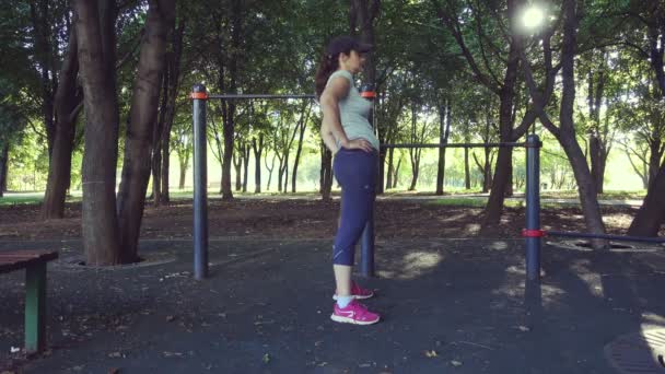 Девушка Делает Упражнения Открытом Воздухе — стоковое видео