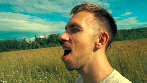 Primer plano de un hombre comiendo una fresa — Vídeos de Stock