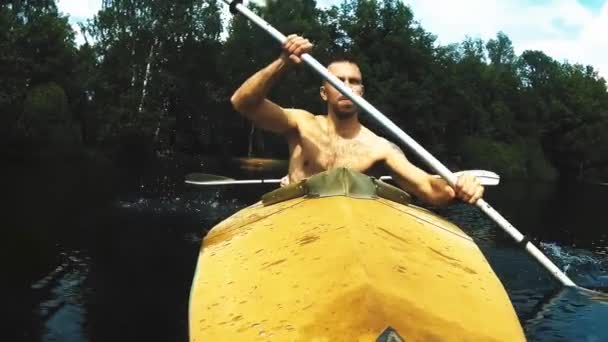 The man rows with an oar — Stock Video