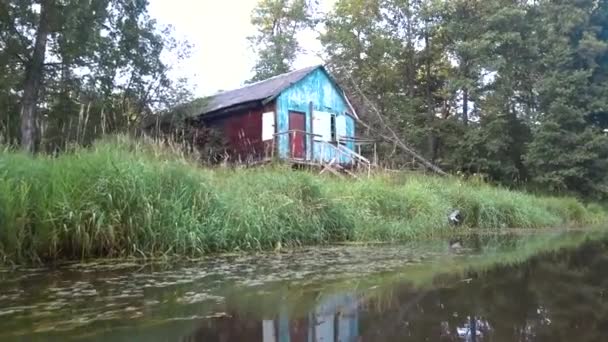 La vieja casa en el río, estación de botes — Vídeo de stock