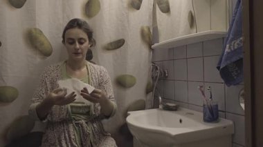 Bekar bir kız hapşırma önden görünümü