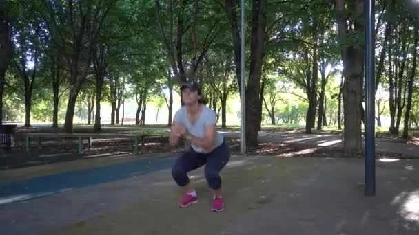 Kniebeugen mit Sprüngen. das Mädchentraining — Stockvideo