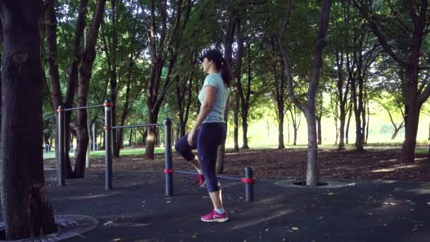 A menina aquece pernas — Vídeo de Stock