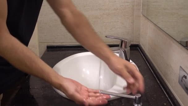 L'homme se lave les mains — Video