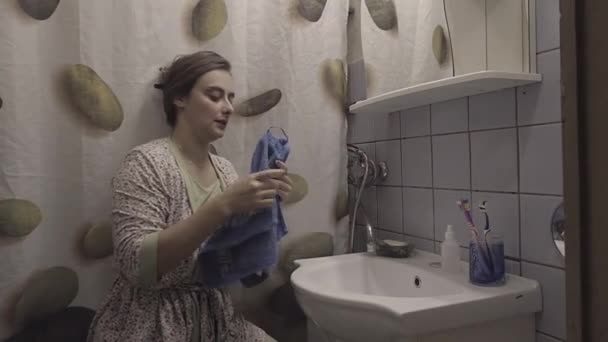 A menina esfrega uma cara uma toalha — Vídeo de Stock