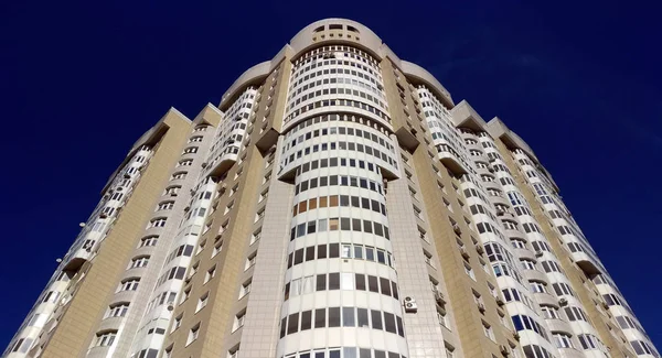 Yüksek katlı bina, alttan görünüm