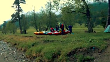 Sporcular bir Katamaran hazırlamak