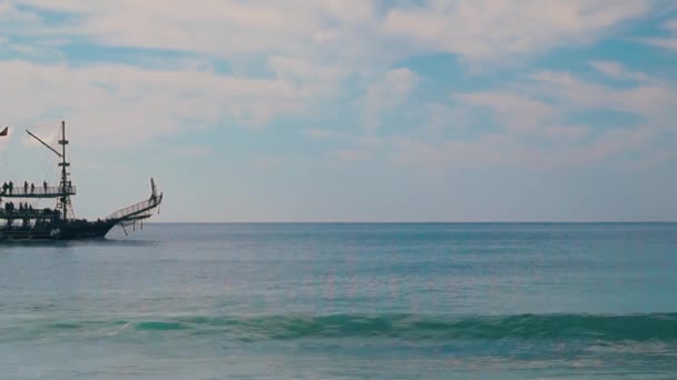 Playa, barco y turistas — Vídeos de Stock