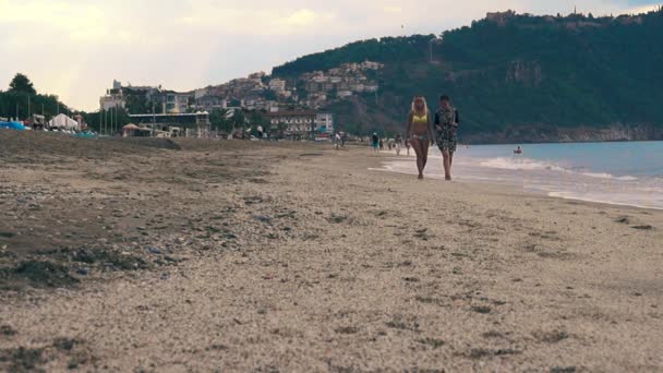 Las niñas caminan en la playa — Vídeo de stock