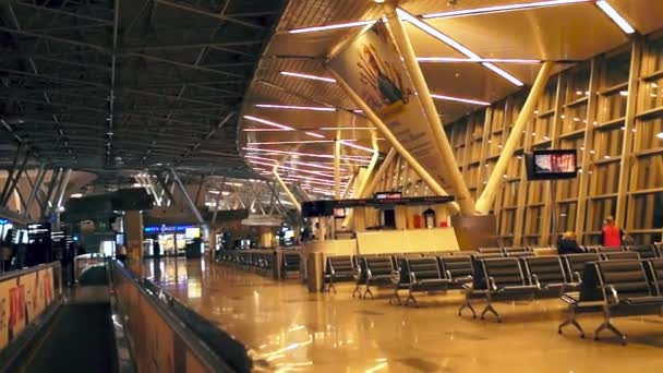 En el aeropuerto, estilo en vivo — Vídeo de stock