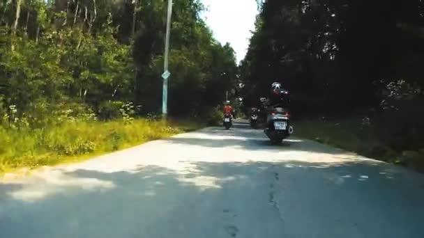 Motocyklisté jít v řadě — Stock video