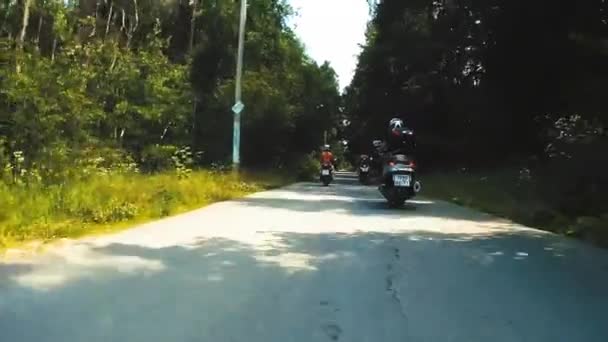 Motorradfahrer fährt hintereinander — Stockvideo