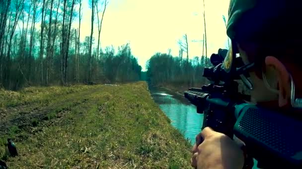 Soldater mål genom att titta genom ett scope. — Stockvideo