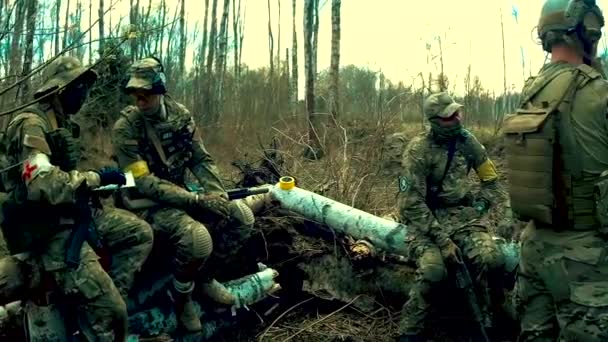 Soldaten in Stellung werfen Waffe in die Luft — Stockvideo