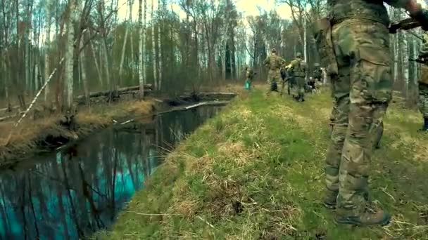 Żołnierze na pozycji rzucać broń — Wideo stockowe