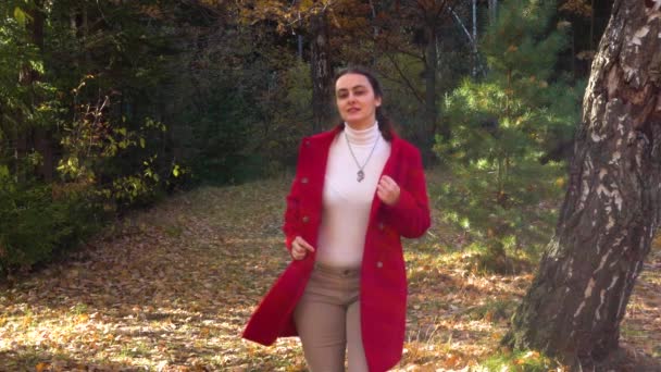 Ragazza Autunno Foresta Rallentatore — Video Stock