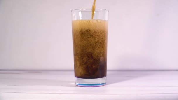 Cola Viene Versata Bicchiere Scatto Rallentatore Della Bevanda Schiumosa — Video Stock