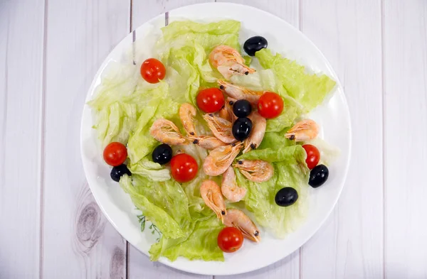 Kiraz domates, karides ve zeytin salatası   
