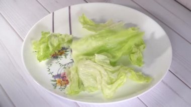 Kiraz domates, karides ve zeytin salatası malzemeler düşen beyaz tabakta salatası