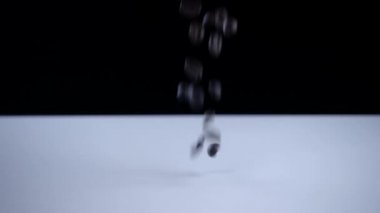 Kahve çekirdekleri beyaz masaya düşmek