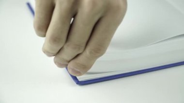 Bir kitabın sayfalarını çevirmek